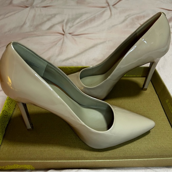 Nude Pumps - Picture 2 of 3